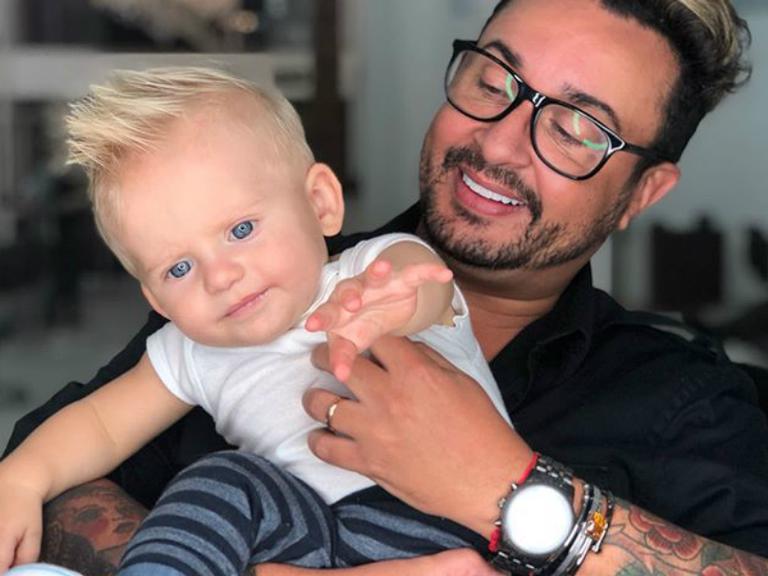 Enrico Bacchi vai pela primeira vez ao salão e muda o visual
