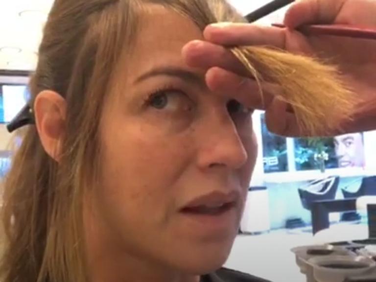 Luana Piovani corta a franja em transmissão ao vivo: “Não ficou muito curta, né?”