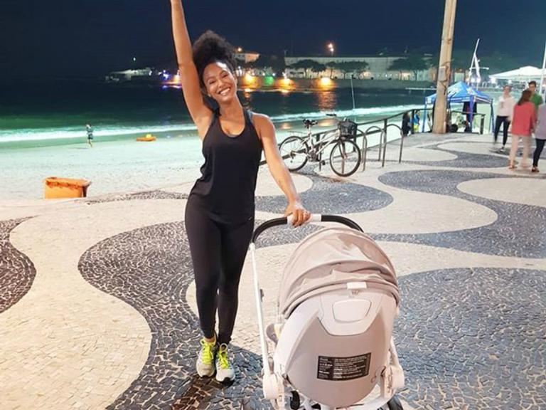Sheron Menezzes se exercita grudadinha ao filho: “Até para corrida ele vai comigo”