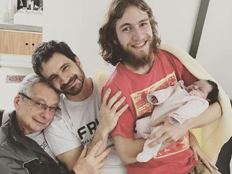Caco Ciocler mostra foto divertida com a família