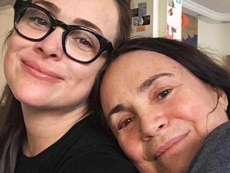 Gabriela e Regina Duarte surgem sem maquiagem e impressionam os fãs