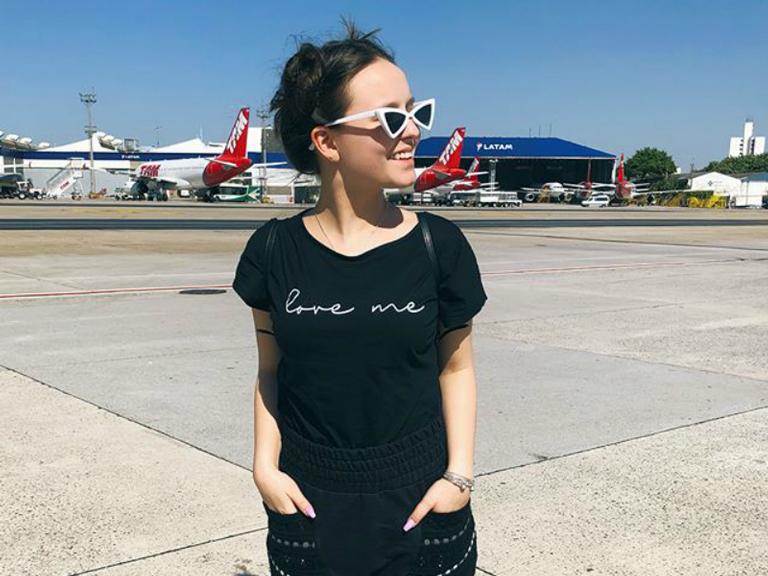 Larissa Manoela relata rotina de trabalho: “Vida corrida é assim”