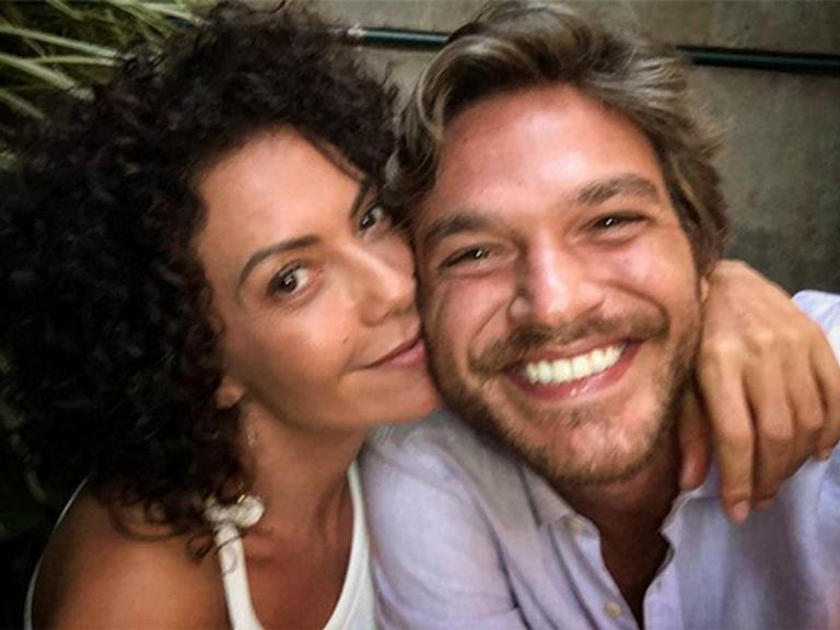 Emilio Dantas dá beijão em Fabiula Nascimento nos bastidores de Segundo Sol
