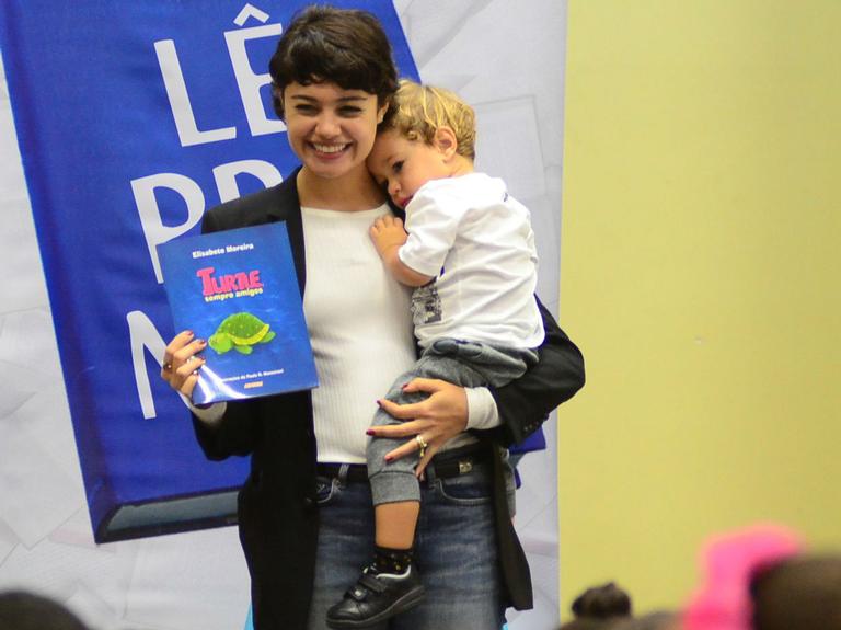 Sophie Charlotte leva o filho em evento de incentivo à leitura