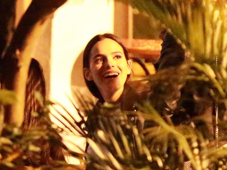 Bruna Marquezine se diverte em jantar com as amigas