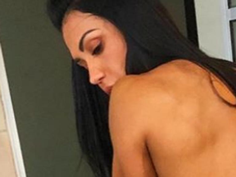 Gracyanne Barbosa desabafa após críticas por foto seminua: ‘Belo é meu marido, não meu dono’