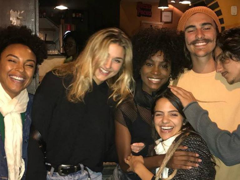 Ainda no Brasil, Sasha Meneghel aparece com o namorado em aniversário de atriz