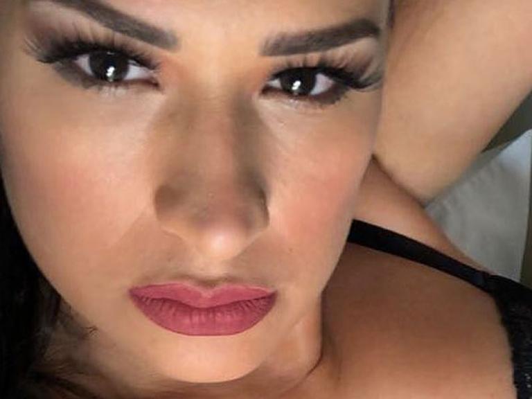 Simone, dupla com Simaria, ousa e aparece só de jeans e lingerie: ‘Gostei’