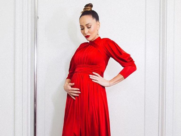 Sabrina Sato revela o motivo de ficar passando a mão na barriga