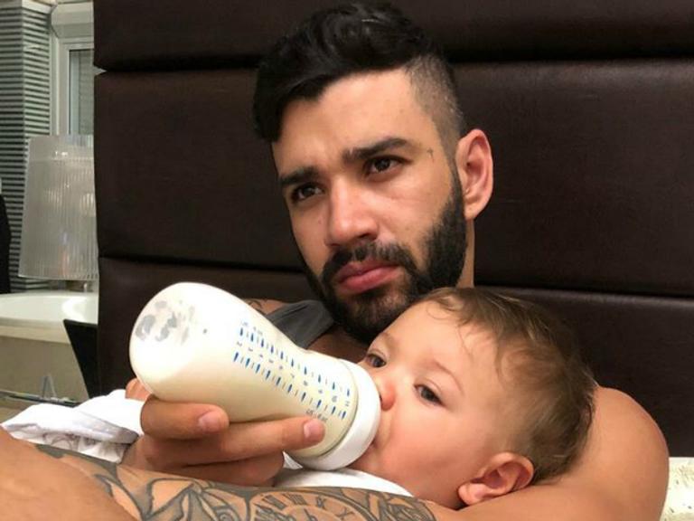 Andressa Suita registra momento fofo de Gusttavo Lima com o filho: ‘Na madrugada, papai que cuida’