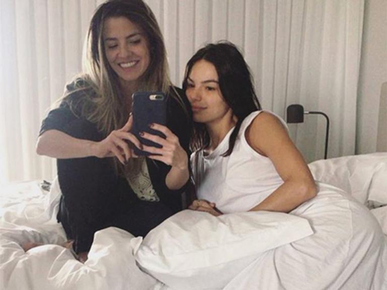 Prestes a se casar, Isis Valverde faz selfie na cama e diz que não teve enjoos na gravidez