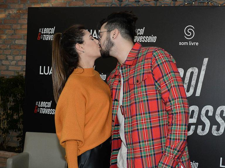 Luan Santana dá beijos na namorada em coletiva do novo clipe