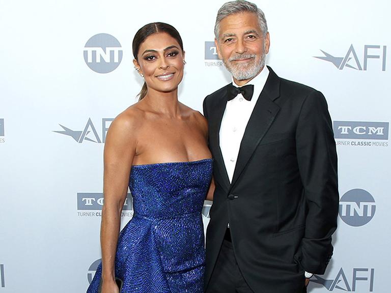 Deslumbrante, Juliana Paes prestigia George Clooney em premiação