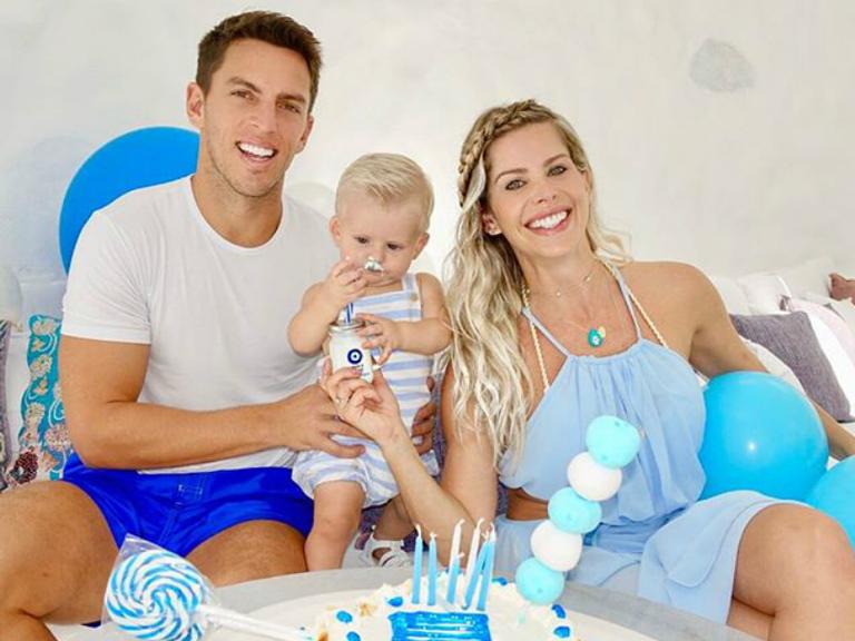 Karina Bacchi e noivo comemoram os 10 meses de Enrico: ‘Nosso anjinho’