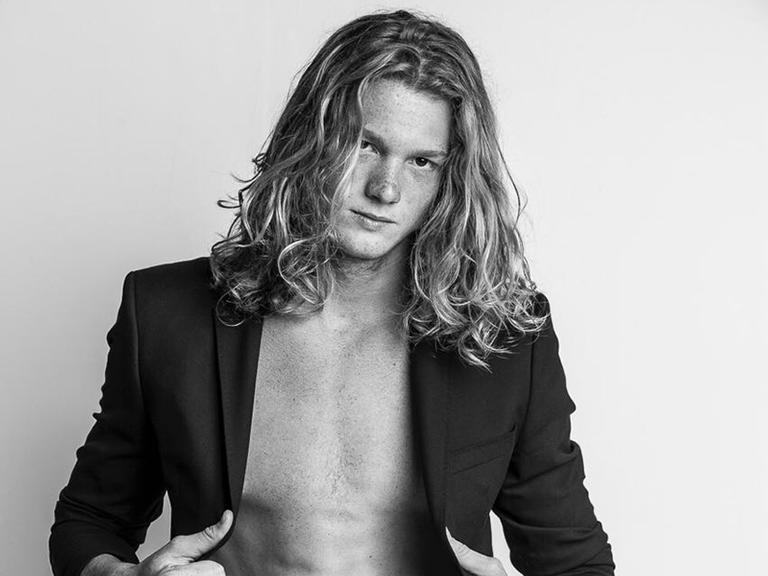 Pedro Novaes exibe o corpo sarado em novo ensaio fotográfico