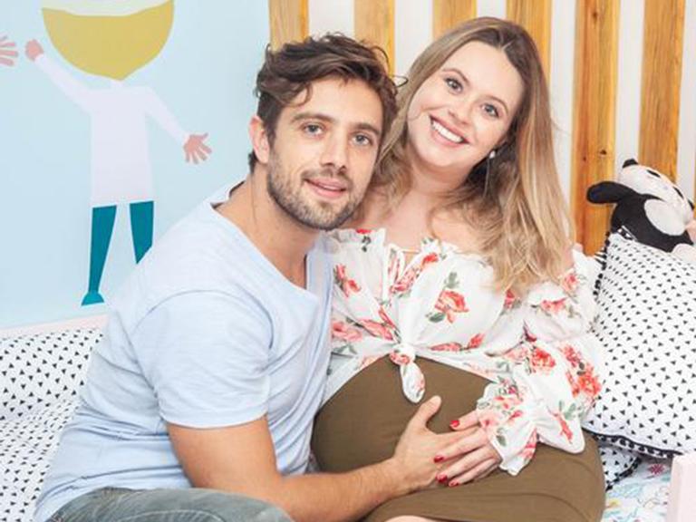 Rafael Cardoso é flagrado em momento papai babão com o filho recém-nascido