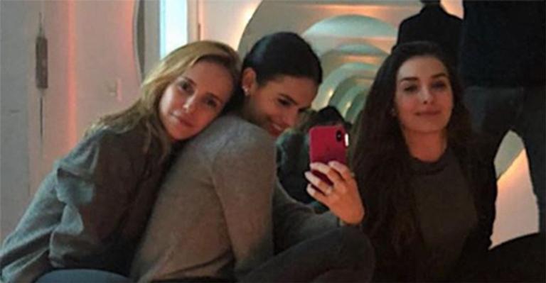 Bruna Marquezine se diverte com colegas de ‘Deus Salve o Rei’