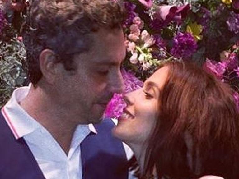 Grávida, esposa de Alexandre Nero exibe barriguinha saliente em casamento