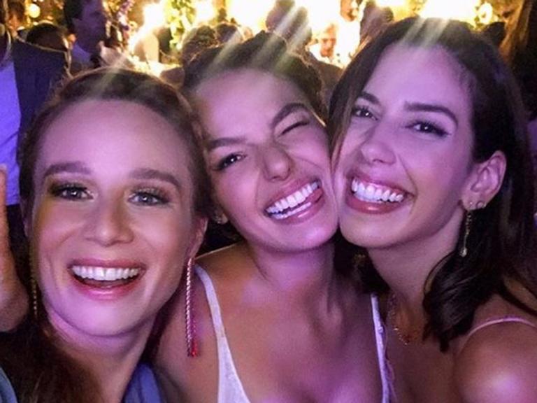 Após casamento, Mariana Ximenes se joga na pista de dança com Isis Valverde