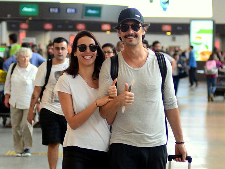 Rodrigo Santoro exibe novo visual ao lado da mulher, Mel Fronckowiak