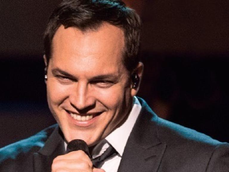 Daniel Boaventura sobe ao palco para show especial de Dia dos Namorados