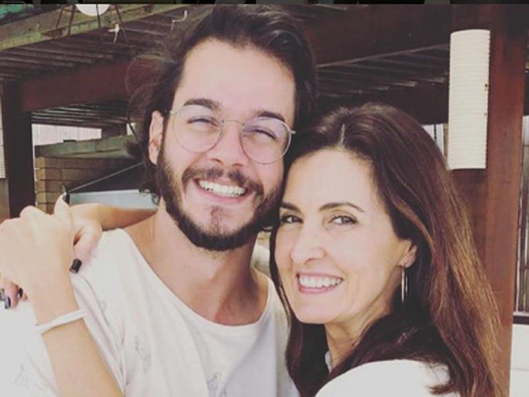 Túlio Gadelha mostra o presente de Dia dos Namorados que deu para Fátima Bernardes