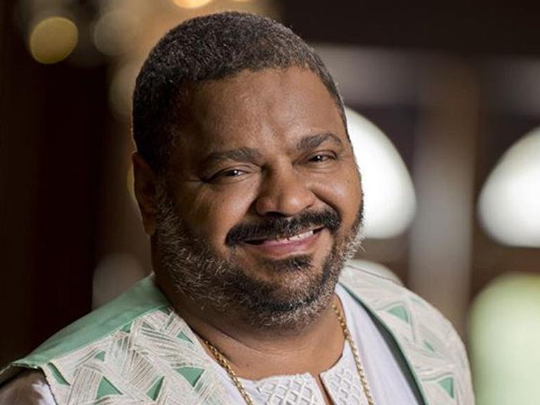 Em recuperação, Arlindo Cruz ganha beijo da esposa em foto comovente