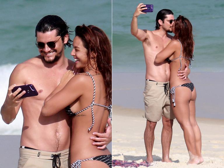 Recém-casados, Bruno Gissoni e Yanna Lavigne trocam carinhos na praia