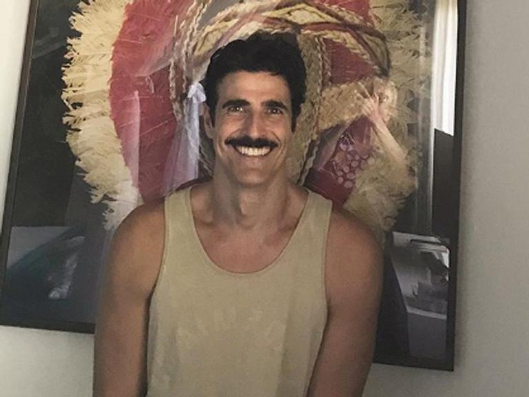 Reynaldo Gianecchini surge sem o bigode no Rio de Janeiro