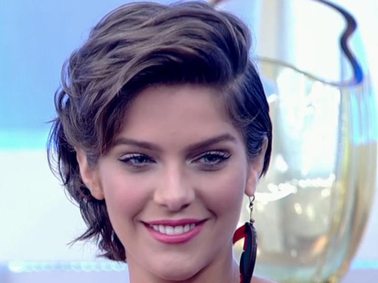 Isabella Santoni posa na cadeira de rodas do namorado e mostra bom humor