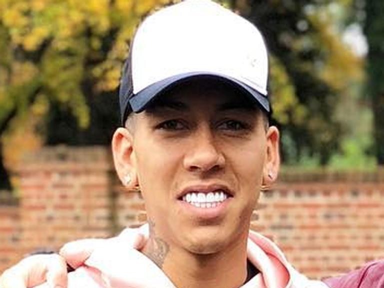 Conhecida pela beleza, mulher de Firmino acompanha gol do marido ao lado das filhas