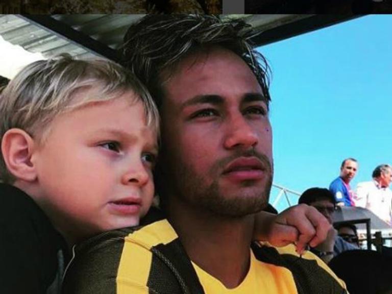 Às vésperas da estréia na Copa, filho de Neymar encanta seguidores com fotos do filho