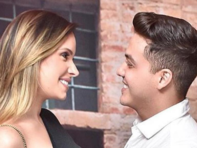Com vestido coladinho, Thyane Dantas exibe seu barrigão em foto com Wesley Safadão