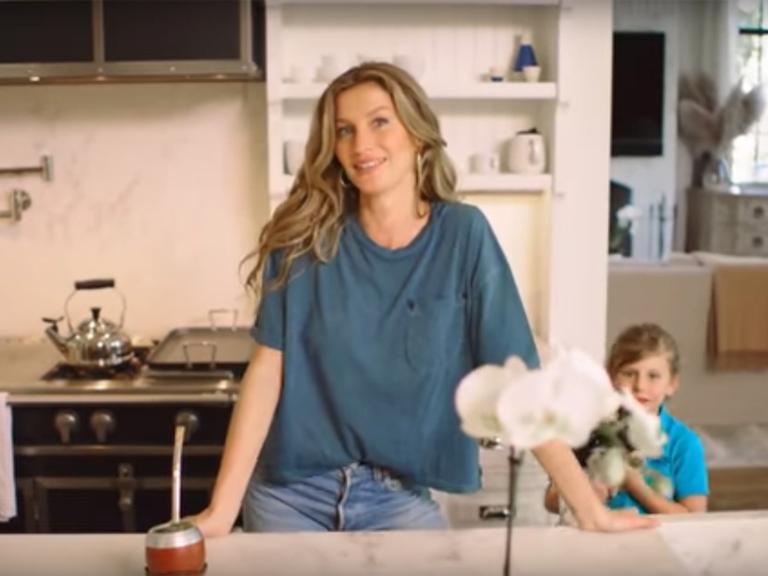 Gisele Bündchen abre as portas de sua casa em novo vídeo
