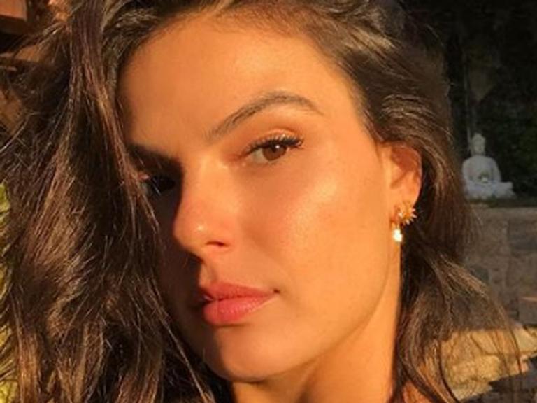 Isis Valverde faz rara aparição ao lado do pai e encanta fãs: ‘É a sua cara’