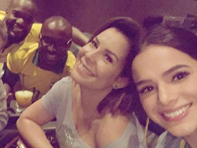 Bruna Marquezine assiste ao jogo do Brasil com Fernanda Souza
