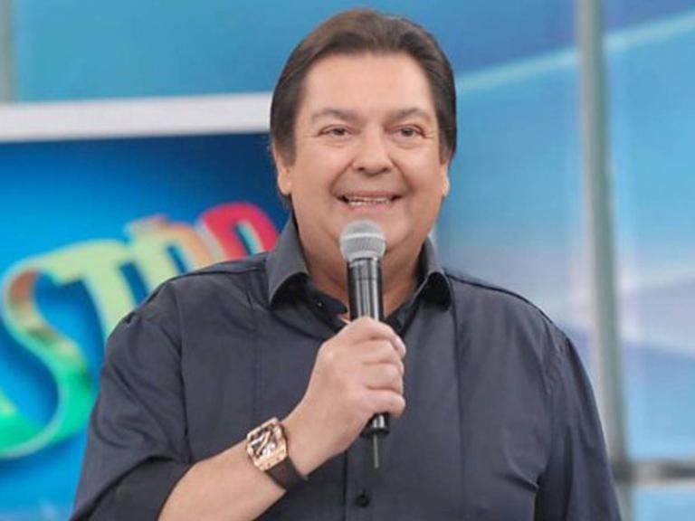 Fausto Silva dá alfinetada ao vivo na Globo
