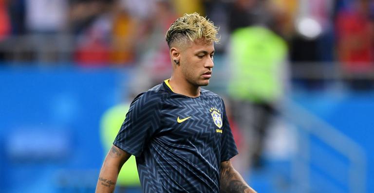 Neymar recebe Davi Lucca nos treinamentos da Seleção bate bola com o garoto