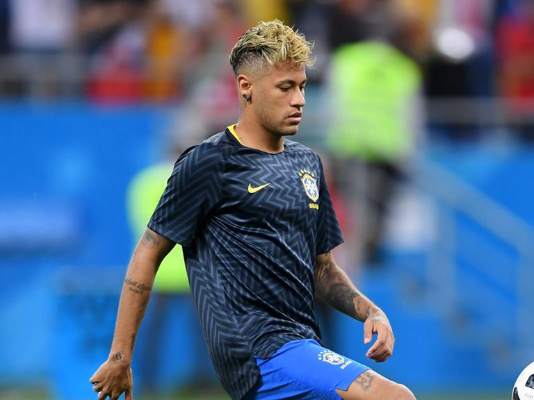 Neymar aposta no topete loiro para estreia na Copa