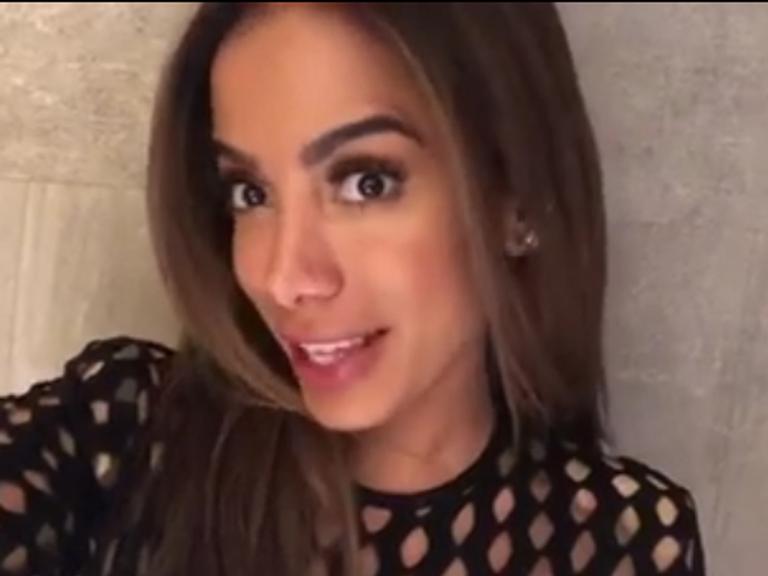 Após boatos, Anitta implode rumores de separação com post na web