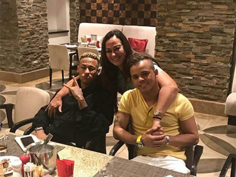 Neymar curte jantar com a família e os amigos na Rússia