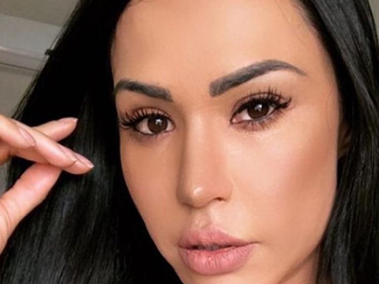 Gracyanne Barbosa posa com calcinha transparente e choca seguidores