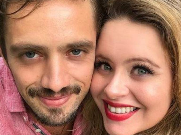 Mariana Bridi exibe o rostinho do filho recém-nascido pela primeira vez