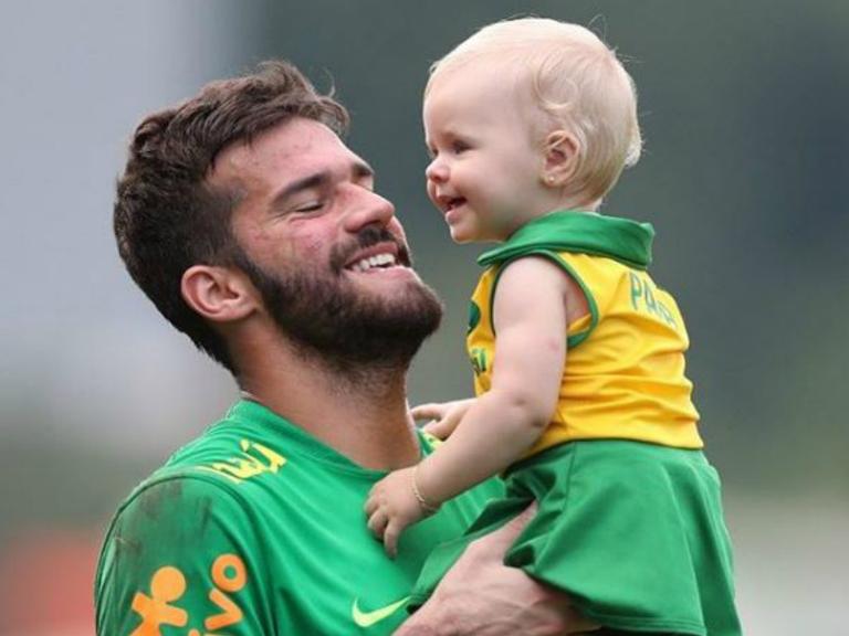Para aliviar a pressão, jogadores da Seleção recebem familiares em momento fofíssimo