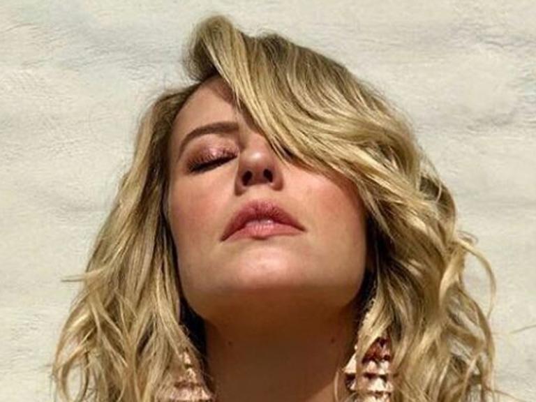 Com decotaço, Paolla Oliveira seduz fãs com foto nas redes sociais