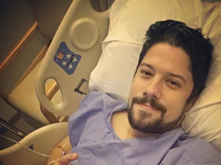 Phelipe Siani passa por cirurgia no joelho e está bem
