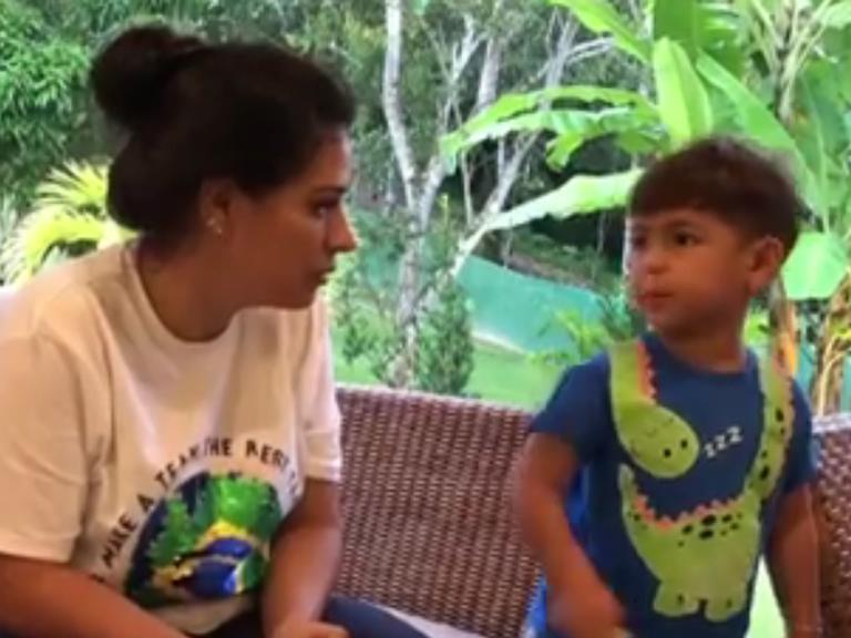 Simone é enquadrada pelo filho após falar palavrão e vai parar no ‘cantinho do pensamento’