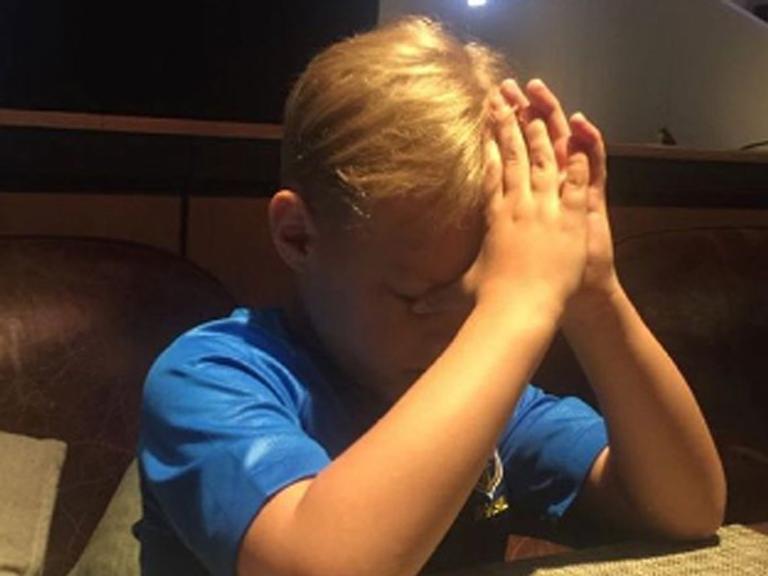 Filho de Neymar reza durante o jogo e o pai faz gol na Rússia