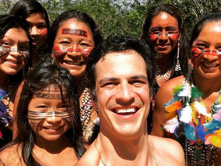 Mateus Solano visita tribo indígena no Amazonas