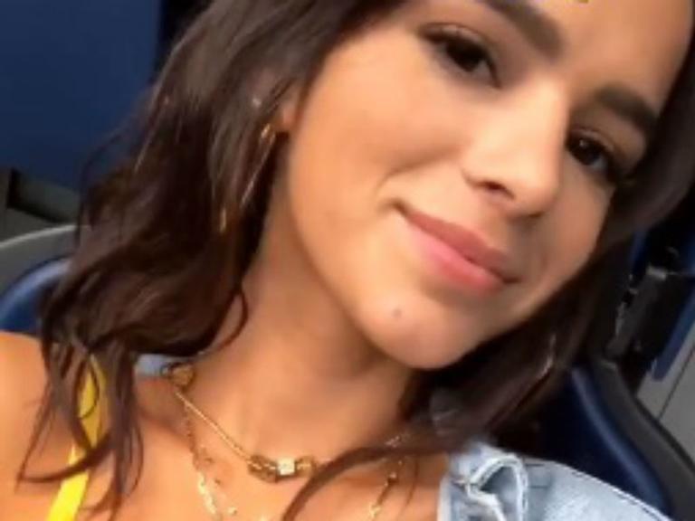 Depois de acompanhar Neymar na Copa, Bruna Marquezine retorna ao Brasil e vai direto ao trabalho